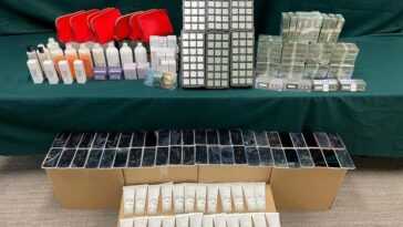 Les Contrebandiers Collent 256 Processeurs Sur Leur Corps Alors Que