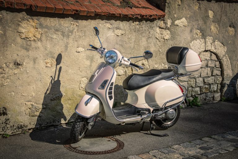 E-scooter seulement 45 km/h rapide : pourquoi en fait ? 5 Photo romantique d'une Vespa devant - de préférence - un fond méditerranéen. Image : Mathias Elle