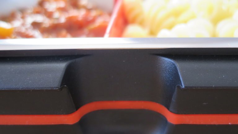 Rommelsbacher HB 100 HeatsBox L'évidement dans le boîtier offre suffisamment d'espace pour mettre vos doigts sous le bord du bol (Photo : Peter Giesecke)