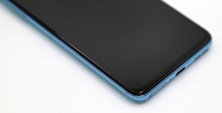 Le OnePlus Nord 2 est vraiment agréable à regarder.  (Photo : Netcost)