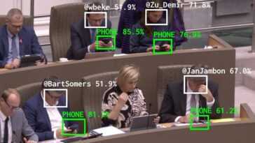 Cette intelligence artificielle dénonce les politiques qui utilisent des smartphones au parlement sur les réseaux sociaux 8 Cette Intelligence Artificielle Dénonce Les Politiques Qui Utilisent Des Smartphones