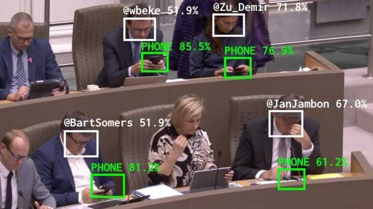 Cette intelligence artificielle dénonce les politiques qui utilisent des smartphones au parlement sur les réseaux sociaux 1 Cette Intelligence Artificielle Dénonce Les Politiques Qui Utilisent Des Smartphones