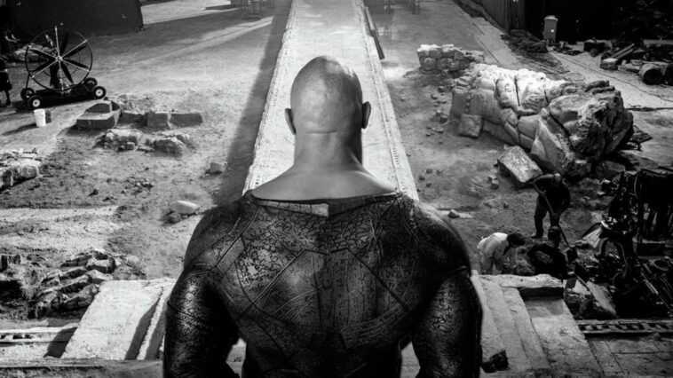 Dwayne Johnson partage un nouveau regard sur son costume noir Adam : voici comment le rock s'entraîne 1 Dwayne Johnson Partage Un Nouveau Regard Sur Son Costume Noir