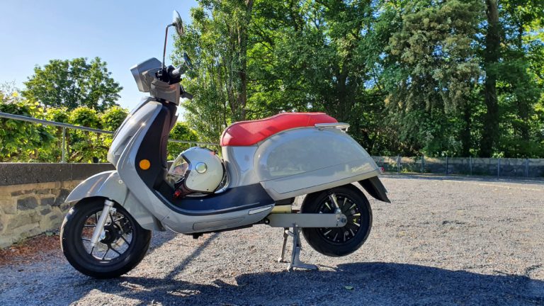 E-scooter seulement 45 km/h rapide : pourquoi en fait ? 2 Testé par nos soins : Le scooter électrique Kumpan 1954 RI peut aller jusqu'à 45 km/h.
