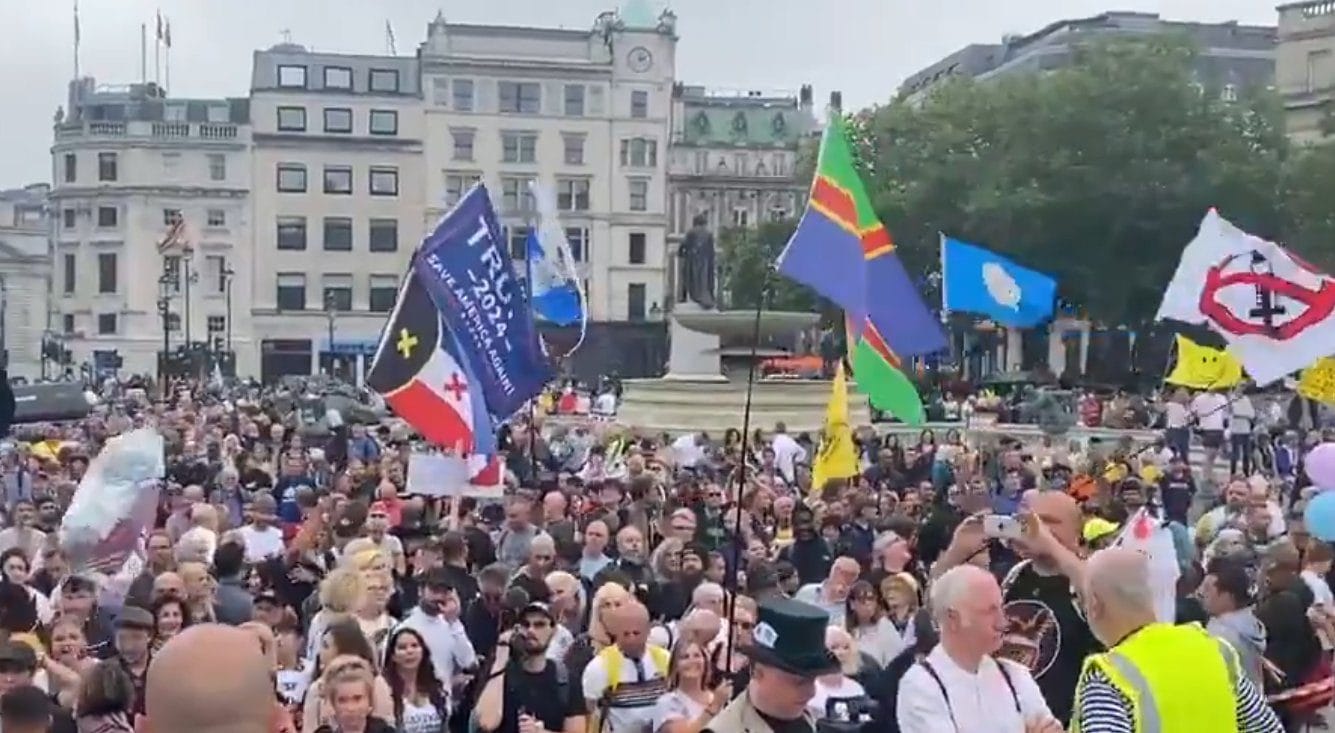 Il se rend à un rassemblement anti-vax avec le "Freedom Flag", mais c'est en fait un drapeau Minecraft 2 Il se rend a un rassemblement sans vax avec le