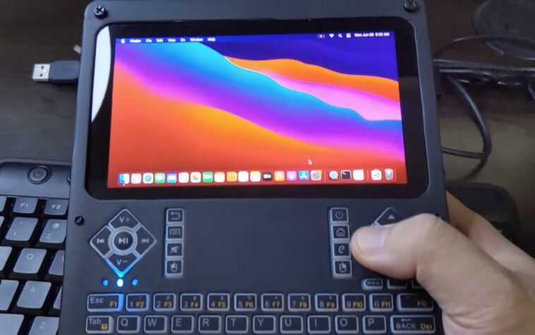 Quelqu'un a piraté macOS Big Sur sur un ordinateur de poche personnalisé 1 Someone Hackintoshed macOS Big Sur onto a custom-built handheld computer