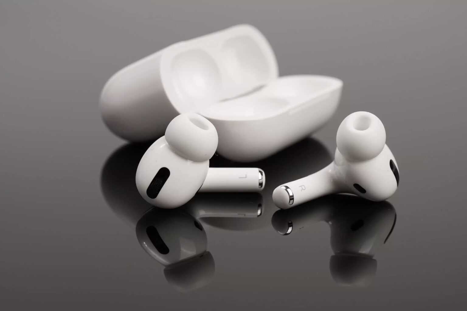 Selon La Rumeur Apple D voilerait Les AirPod 3 Aux C t s De L iPhone 