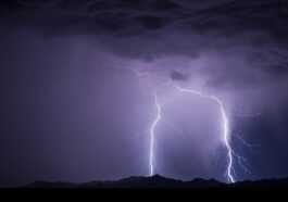 Il Joue à Des Jeux Vidéo Pendant Un Orage Et