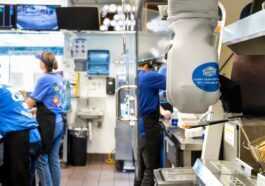 Les Restaurateurs Se Tournent Vers Les Robots Alors Que La