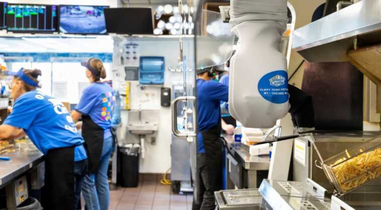 Les restaurateurs se tournent vers les robots alors que la pénurie de main-d'œuvre se prolonge 1 Les Restaurateurs Se Tournent Vers Les Robots Alors Que La