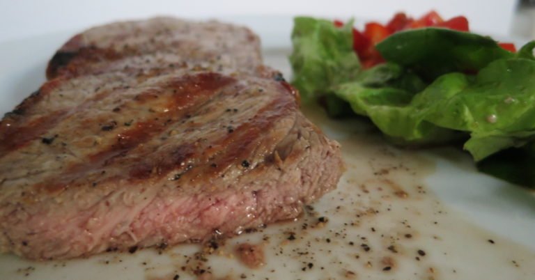 Thermomètre à grill : la viande à point 4 Steak grillé sur le gril électrique Severin PG 8106 Sevo GT