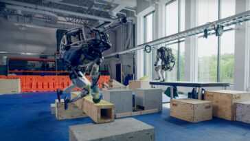 Les Robots Humanoïdes De Boston Dynamics Font Du Parkour Et