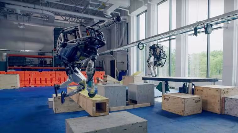Les robots humanoïdes de Boston Dynamics font du parkour et des flips - c'est ainsi qu'ils ont été entraînés 1 Les Robots Humanoïdes De Boston Dynamics Font Du Parkour Et