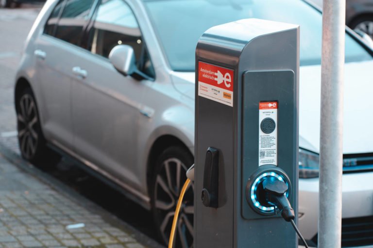Recharger une voiture électrique plus rapidement : conseils pour les conducteurs de voitures électriques 4 Borne de recharge avec voiture électrique