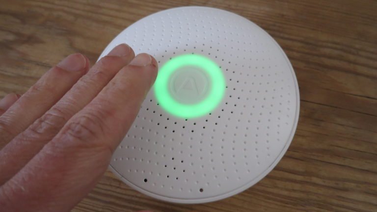 Moniteur d'air intérieur Airthings Wave Plus avec main et anneau vert