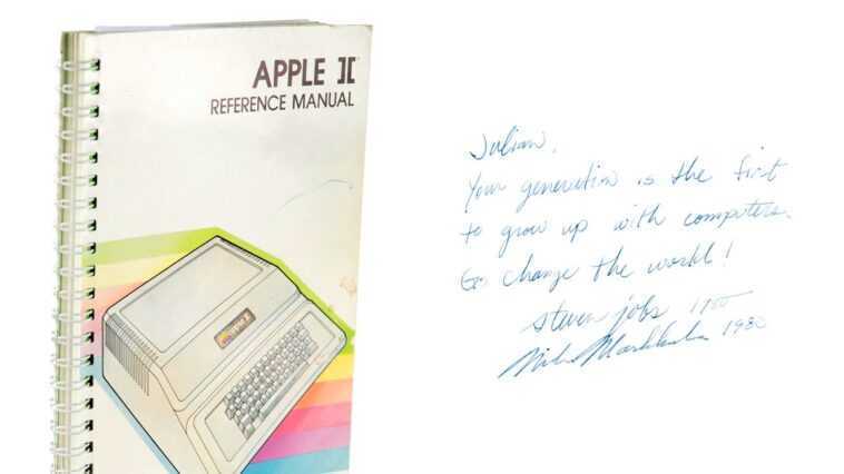 787 mille dollars pour le manuel de l'ordinateur Apple II : Steve Jobs l'a signé 1 787 Mille Dollars Pour Le Manuel De L'ordinateur Apple Ii