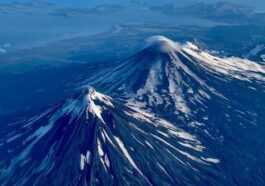 En Alaska, trois volcans ont commencé à entrer en éruption en même temps : les risques de l'événement rare 25 En Alaska, Trois Volcans Ont Commencé à Entrer En éruption