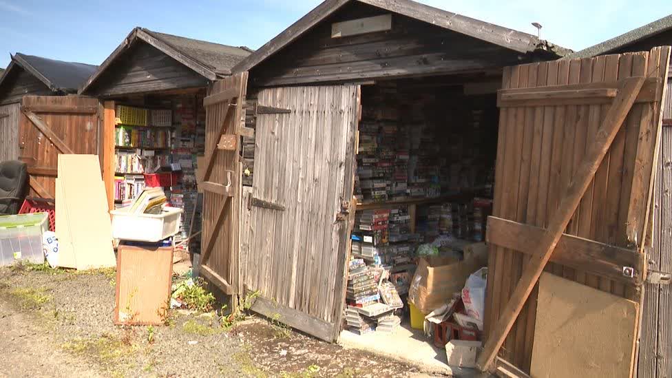 Le propriétaire du magasin VHS parcourt 600 miles pour sauver 20 000 bandes destinées à la décharge 2 Le proprietaire du magasin VHS parcourt 600 miles pour sauver
