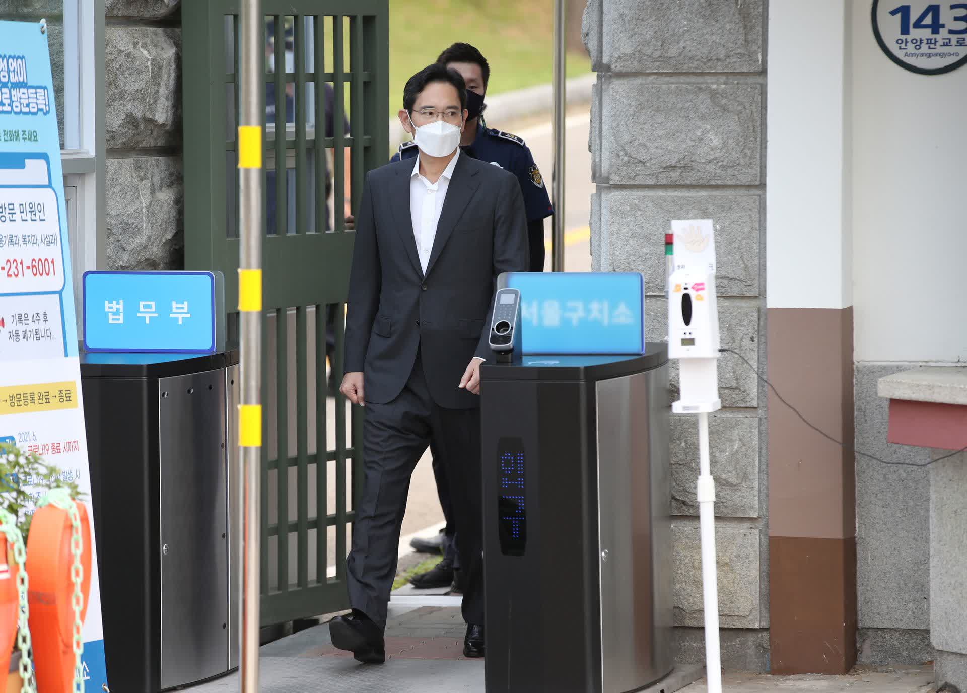 Le vice-président de Samsung sort de prison et retourne à son bureau 2 Le vice president de Samsung sort de prison et retourne a