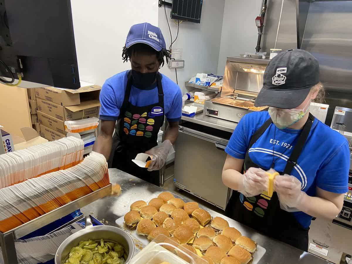 Les restaurateurs se tournent vers les robots alors que la pénurie de main-d'œuvre se prolonge 2 Les restaurateurs se tournent vers les robots alors que la