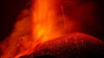 Nouveau record de hauteur pour l'Etna après six mois d'intense activité volcanique 15 Nouveau Record De Hauteur Pour L'etna Après Six Mois D'intense