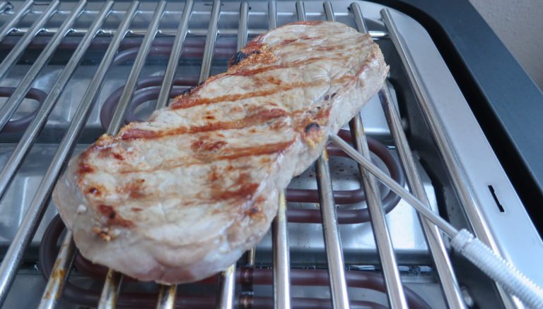 Thermomètre à grill : la viande à point 2 Steak avec thermomètre de gril sur le gril électrique Severin PG 8106 Sevo GT