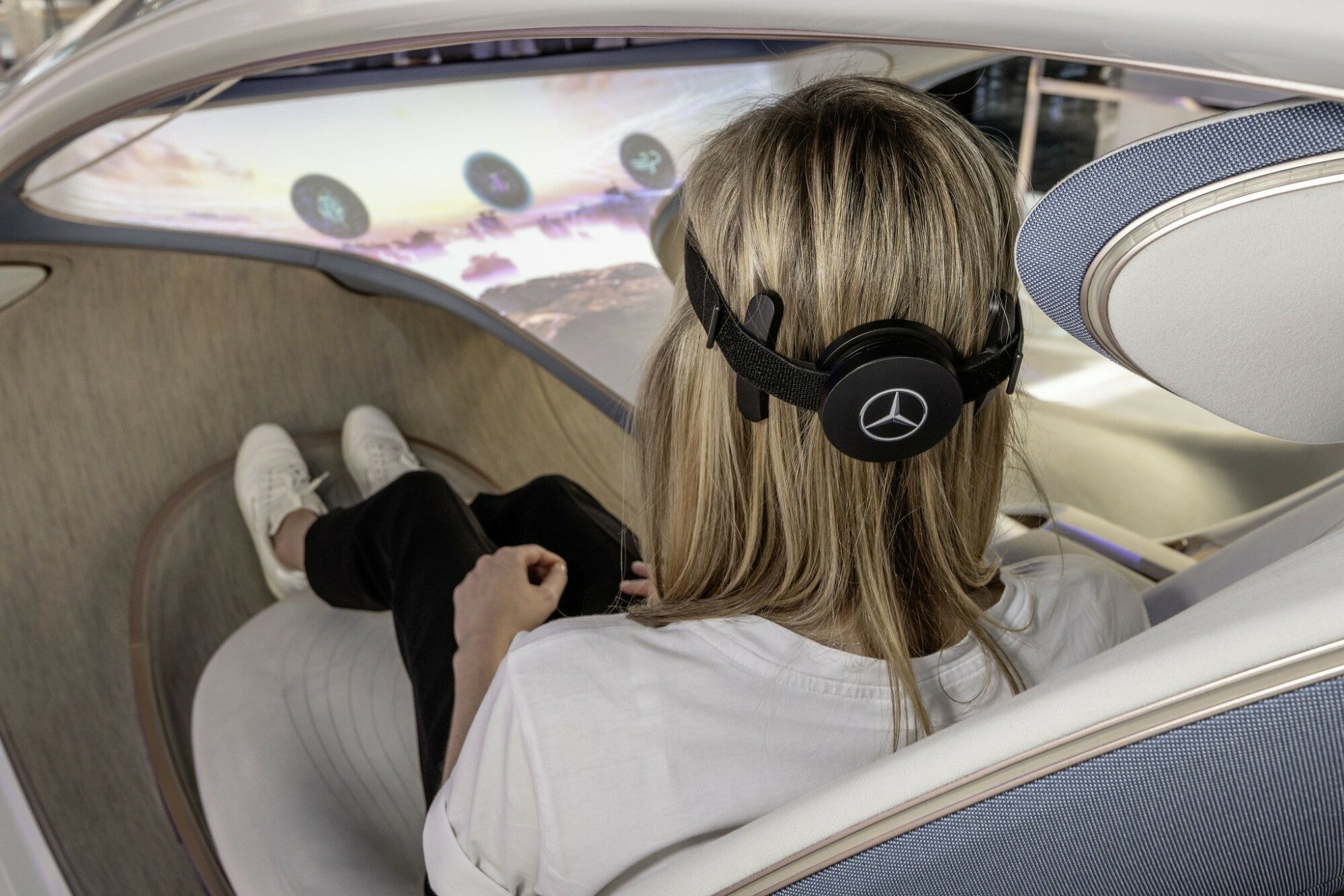 Cette machine lit dans les pensées : c'est comme ça que ça marche 2 Les visiteurs de l'IAA Mobility 2021 peuvent découvrir la technologie par eux-mêmes en visitant le stand Mercedes-Benz. Photo : Mercedes-Benz