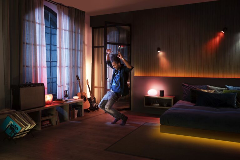 Connectez Philips Hue à Spotify : voici comment votre appartement s'illumine au son de votre musique préférée 5 Faites la fête grâce à Philips Hue et Spotify. (Photo : Signifier)