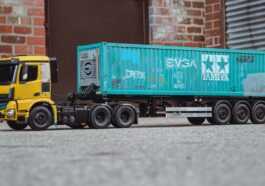 Ce Semi Camion Télécommandé Transporte Un Pc De Jeu à L'intérieur