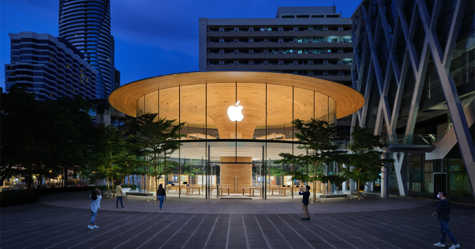 Apple va augmenter le salaire de base des employés du commerce de détail à 22 $ par heure dans un contexte de poussée de syndicalisation et de hausse de l'inflation 2 Apple offrira une prime de 1 000 aux employes