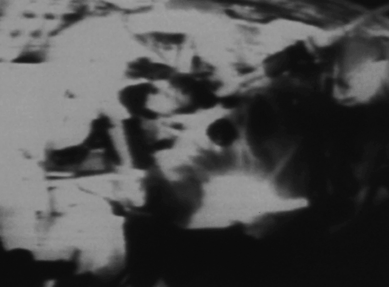 Comment fonctionne le stylo spécial que les astronautes utilisent pour écrire dans l'espace 2 Le commandant Walter Schirra démontre l'apesanteur en soufflant sur le stylo dans la capsule. Photo : NASA