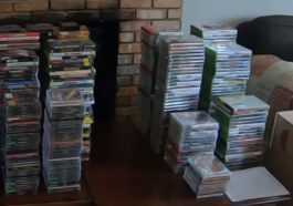Regardez un couple de YouTube passer au crible 100 000 $ de jeux vidéo vintage couverts de saleté dans la maison de l'amasseur 65 Regardez Un Couple De Youtube Passer Au Crible 100 000
