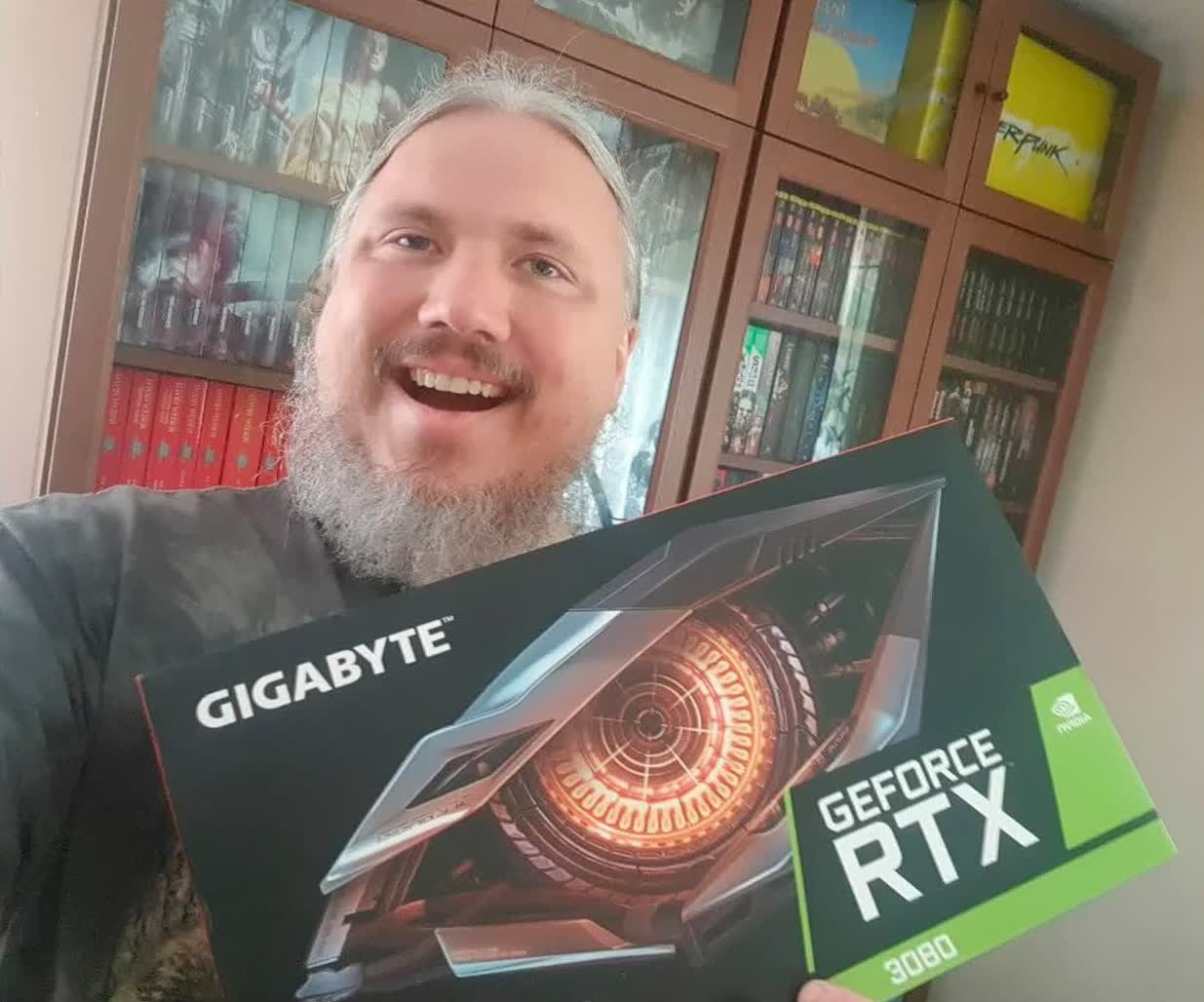 Après avoir attendu un an son GPU, cet homme a envoyé à la boutique un gâteau d'anniversaire 3 1633793949 222 Apres avoir attendu un an son GPU cet homme a