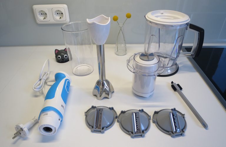 Petites cuisines : Ces appareils électriques doivent être installés 3 Mixeur plongeant Braun MultiQuick 5 Vario Fit MQ 5060 contenu de la livraison