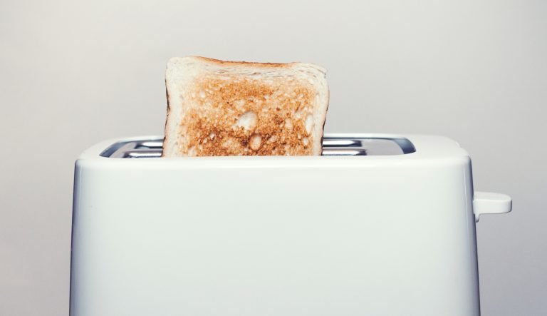 Petites cuisines : Ces appareils électriques doivent être installés 5 Grille-pain avec du pain grillé