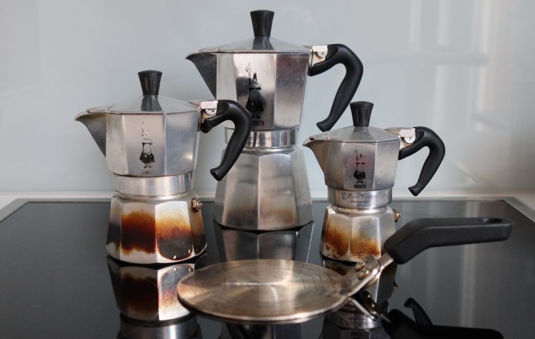 Petites cuisines : Ces appareils électriques doivent être installés 6 Machine à expresso en trois tailles avec plaque adaptatrice pour induction