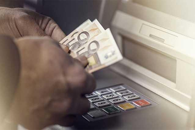 Deux chercheurs ont découvert un moyen de contourner les guichets automatiques et de retirer de l'argent 1 Deux Chercheurs Ont Découvert Un Moyen De Contourner Les Guichets