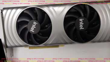 Le Gpu Arc Alchemist Phare D'intel Pose Pour La Caméra