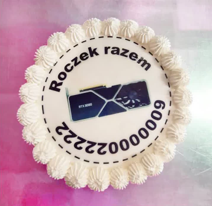 Après avoir attendu un an son GPU, cet homme a envoyé à la boutique un gâteau d'anniversaire 2 Apres avoir attendu un an son GPU cet homme a