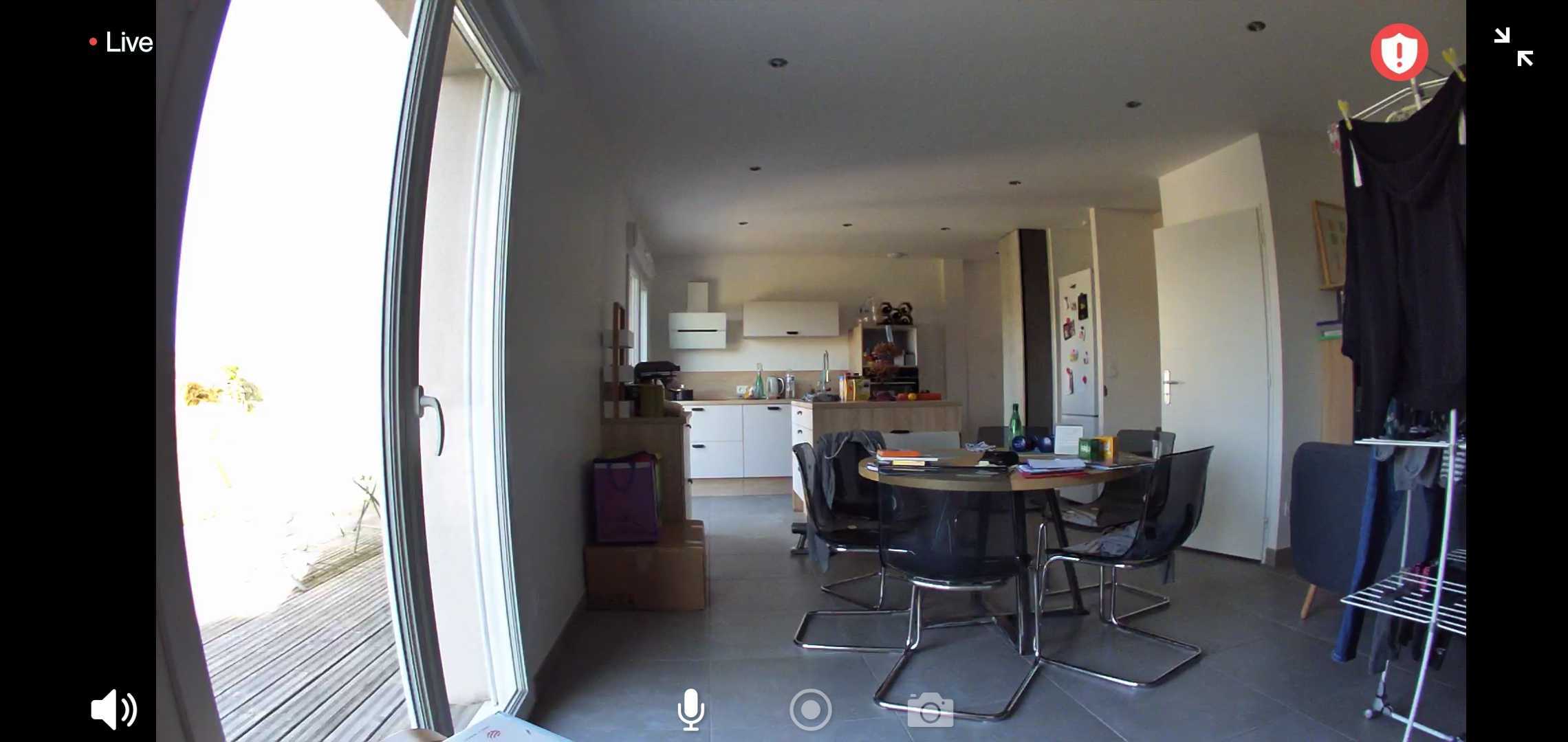 Arlo TEST du kit de sécurité/surveillance (Caméra Ultra 2, Indoor et Sonnette) 18 Arlo Essential Indoor Camera Application Views Day