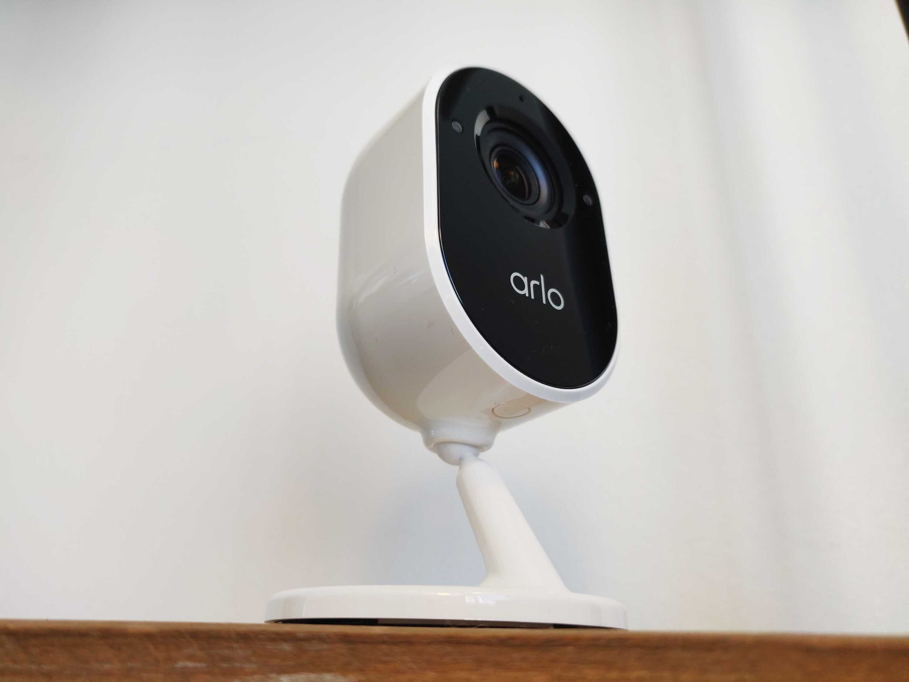 Arlo TEST du kit de sécurité/surveillance (Caméra Ultra 2, Indoor et Sonnette) 7 Arlo Essential Indoor Camera Support