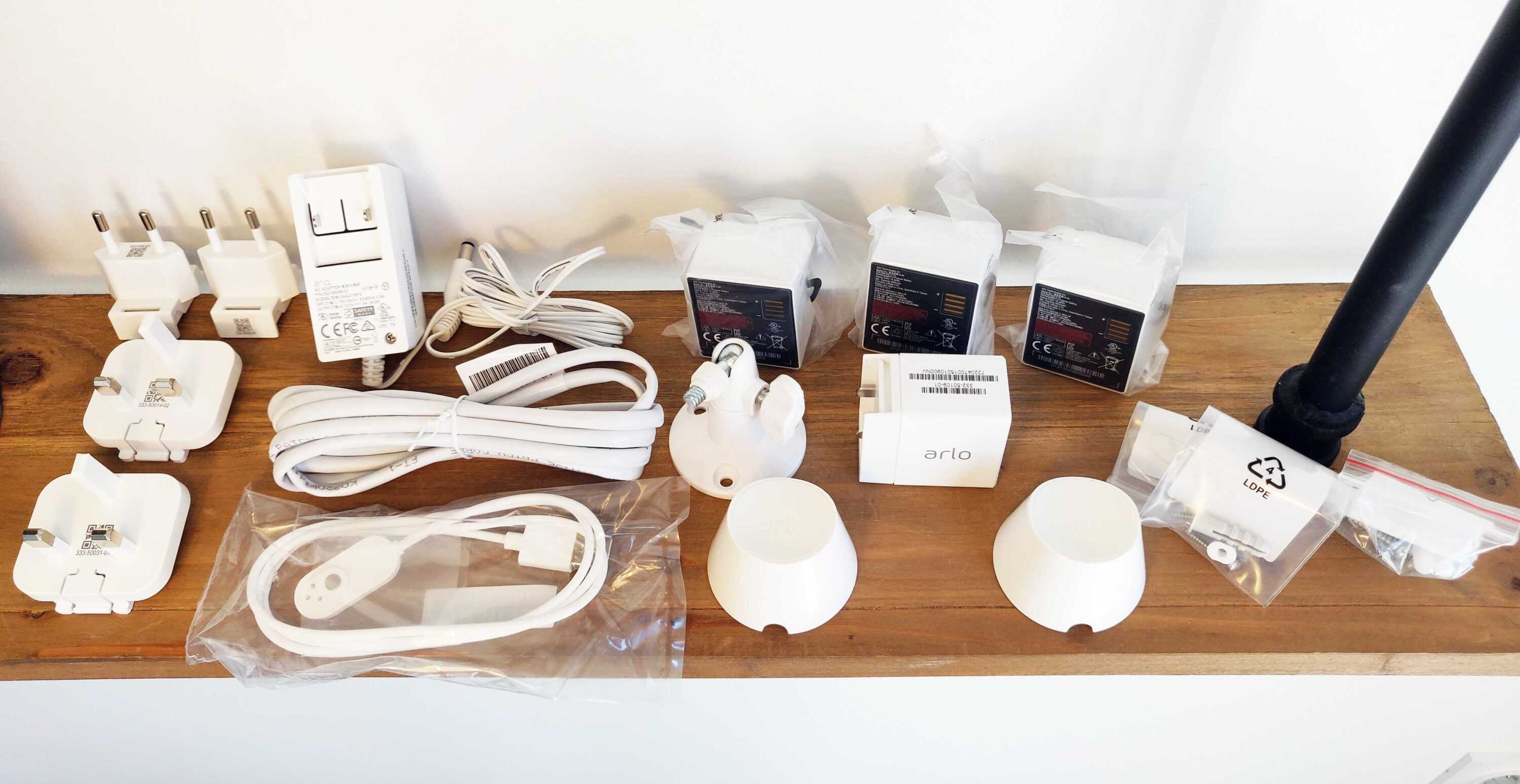 Arlo TEST du kit de sécurité/surveillance (Caméra Ultra 2, Indoor et Sonnette) 67 Arlo Ultra 2 Kit Camera Bundle Accessoire