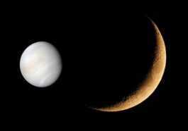 Aujourd'hui L'étreinte Incontournable Entre Le Croissant De Lune Et Vénus