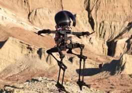 Ce Robot Peut Marcher Sur Deux Jambes, Voler Et Se