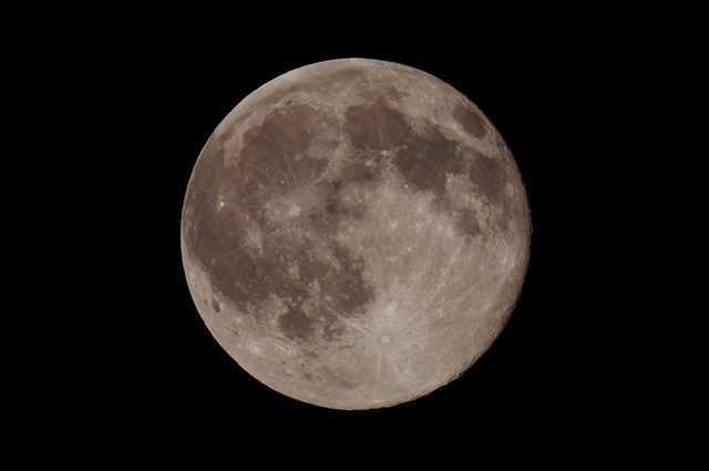 La Lune avait des volcans actifs il y a au moins jusqu'à 2 milliards d'années 1 La Lune Avait Des Volcans Actifs Il Y A Au