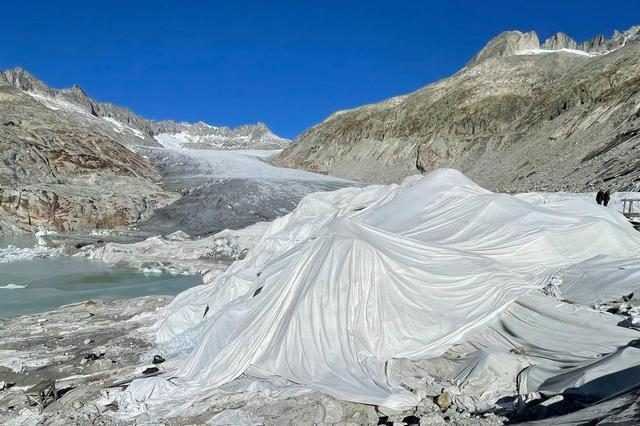 La crise climatique « tue » le plus vieux glacier alpin : recouvert de tôles pour le protéger 1 La Crise Climatique « Tue » Le Plus Vieux Glacier