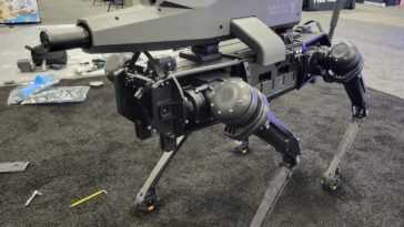 Quelqu'un A Fait Un Chien Robot Porteur D'un Fusil D'assaut,