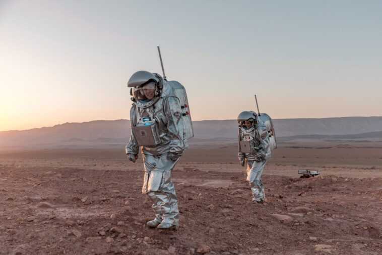 Six astronautes pendant un mois sur une fausse "planète rouge" pour se préparer à de futures missions vers Mars 1 Six Astronautes Pendant Un Mois Sur Une Fausse "planète Rouge"