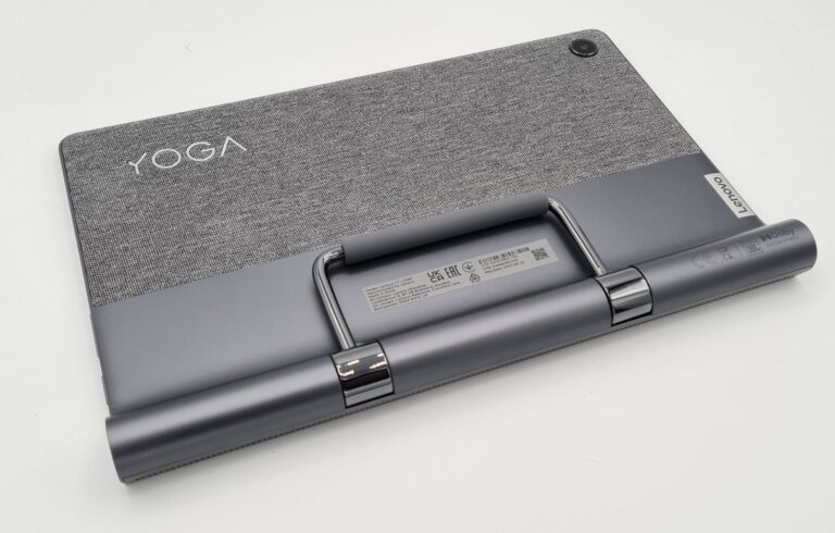 Lenovo Yoga Tab 11 dans le test : Belle tablette avec de petites faiblesses 3 Le dos avec un support est également agréable. (Photo : Netcost)