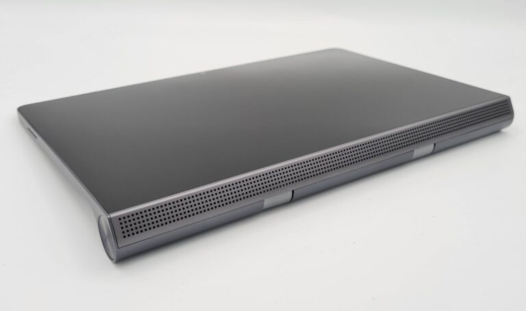 Lenovo Yoga Tab 11 dans le test : Belle tablette avec de petites faiblesses 6 Les haut-parleurs sont astucieusement placés et font du bon travail. (Photo : Netcost)